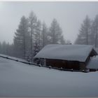 Verschneite Wochenendhütte