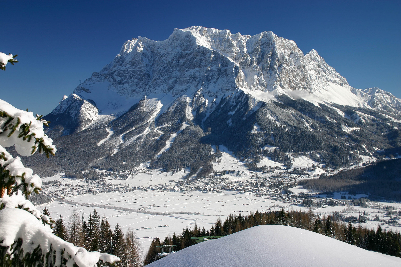 Verschneiter Ausblick über das Ehrwalder Moos auf das Zugspitz-Massiv