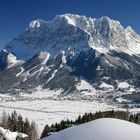 Verschneiter Ausblick über das Ehrwalder Moos auf das Zugspitz-Massiv