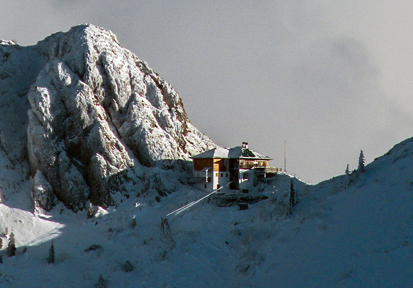 Verschneiter Blick zur Tegernseer Hütte mit Buchstein