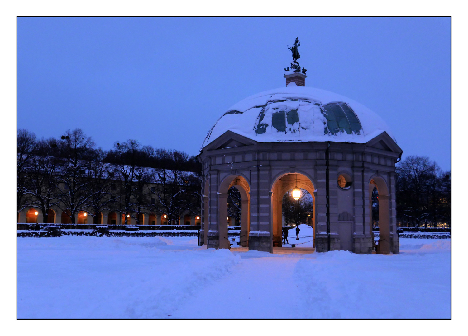 Verschneiter Hofgarten