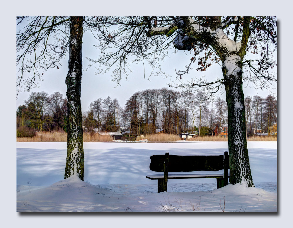 Verschneiter See