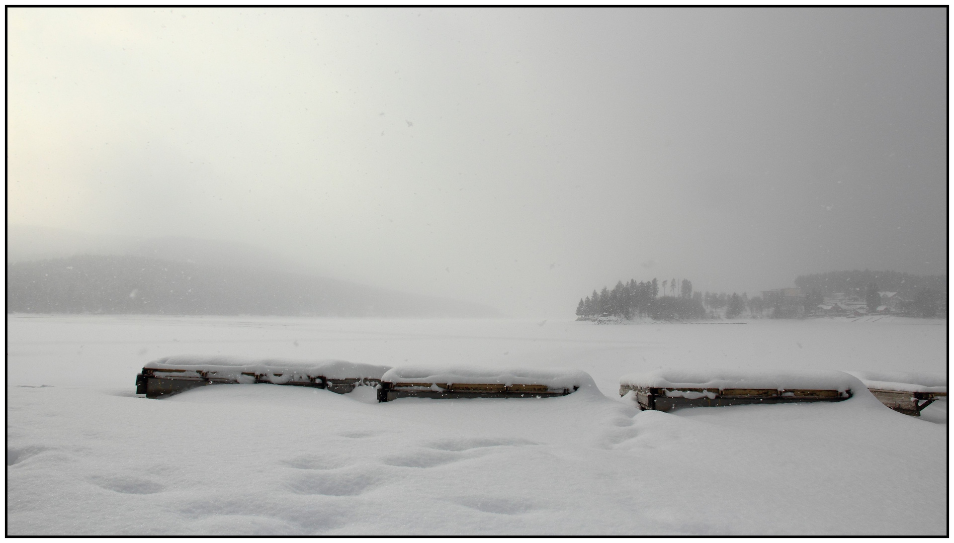 Verschneiter Strand am Schluchsee im Februar 2013