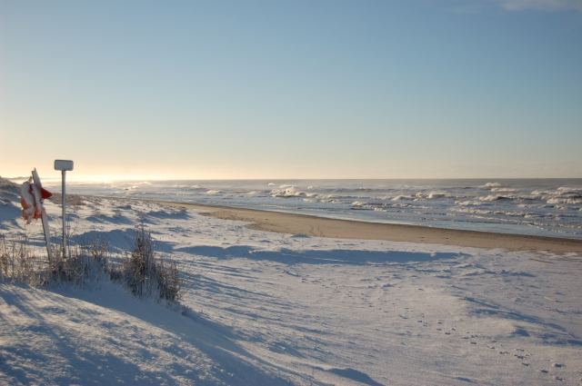 Verschneiter Strand in Dänemark