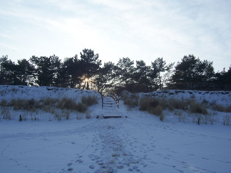 verschneiter Strandaufgang