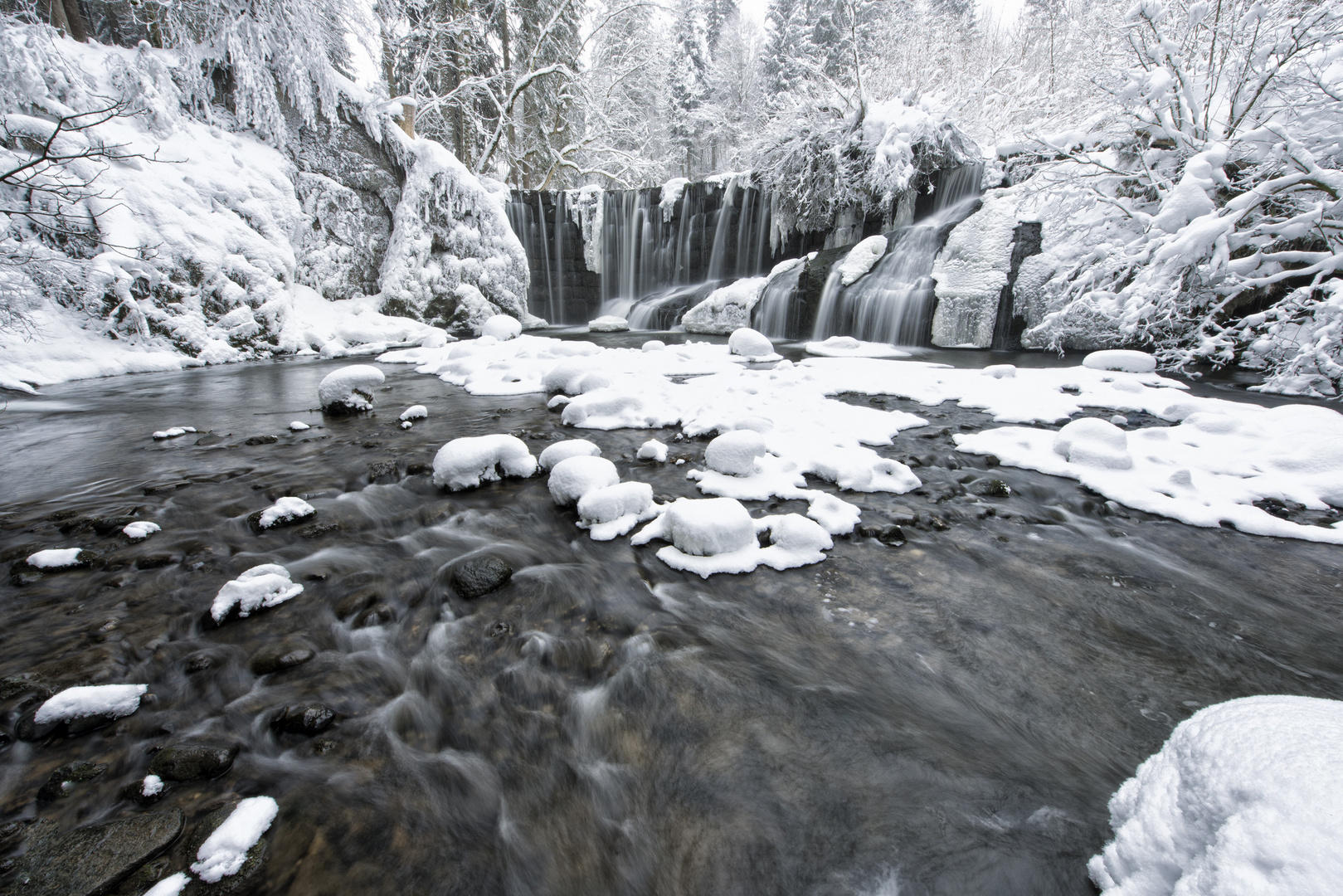 Verschneiter Wasserfall