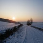 Verschneiter Weg in der Abendsonne