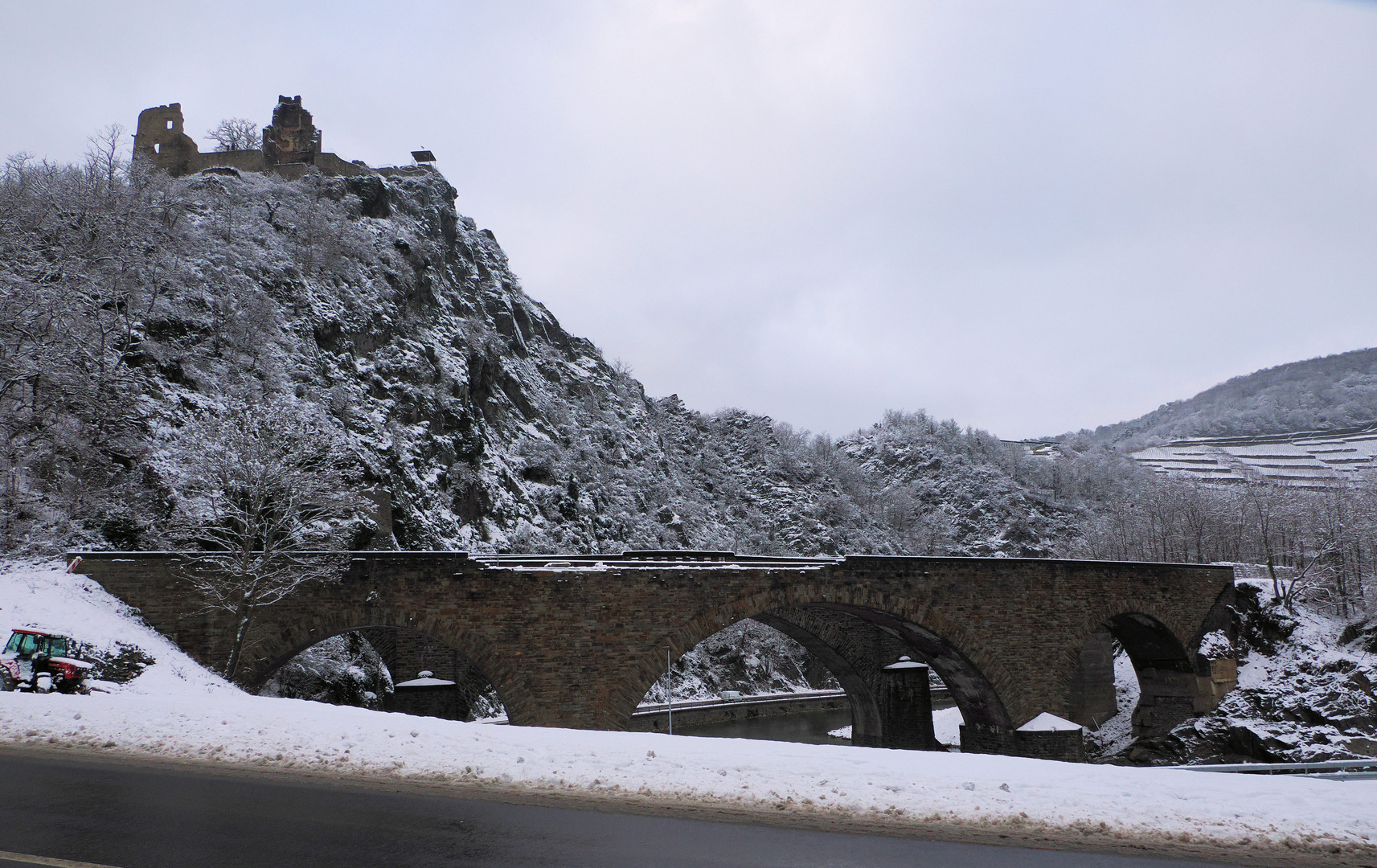 Verschneites Ahrtal mit Burg Ruine …