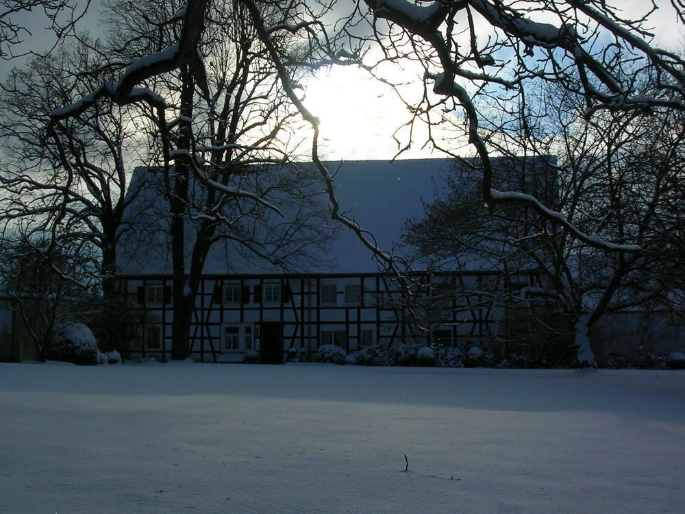 verschneites Bauernhaus