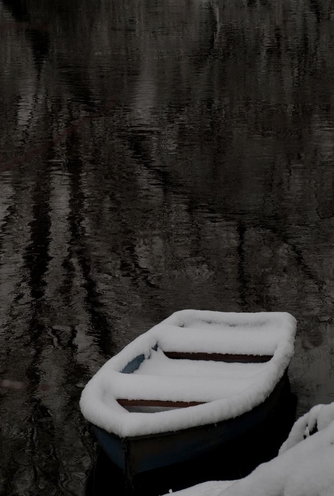 Verschneites Boot an der Nahe