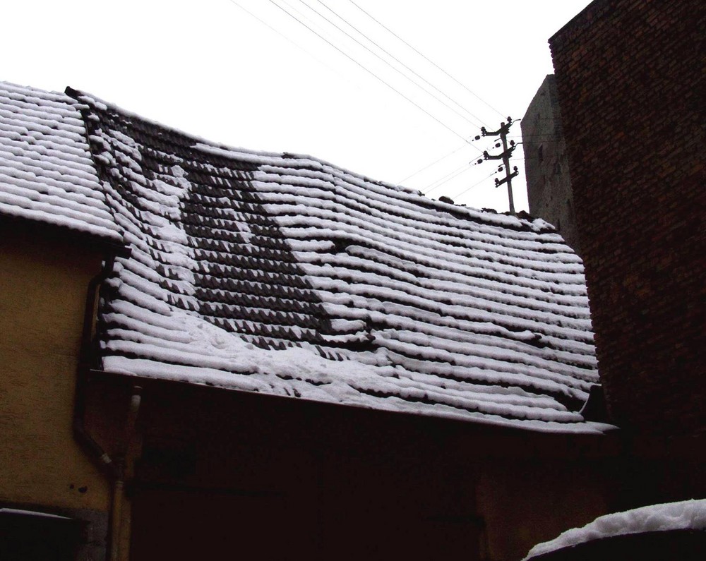 Verschneites Dach in der Runkler Altstadt