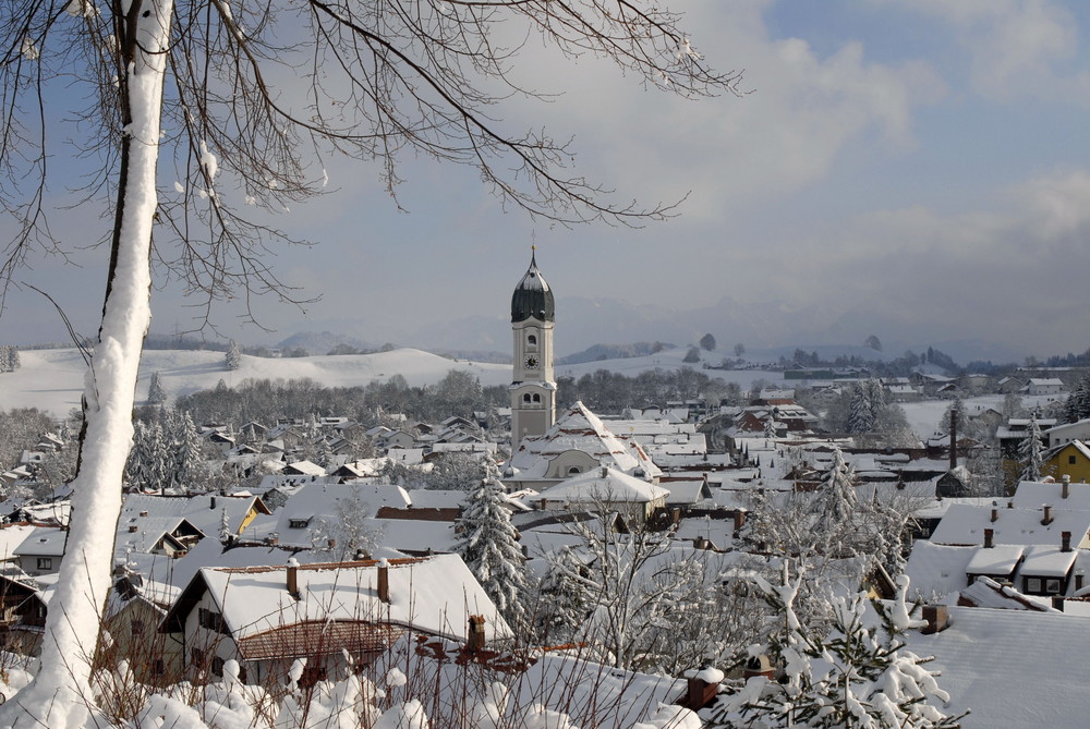 Verschneites Dorf