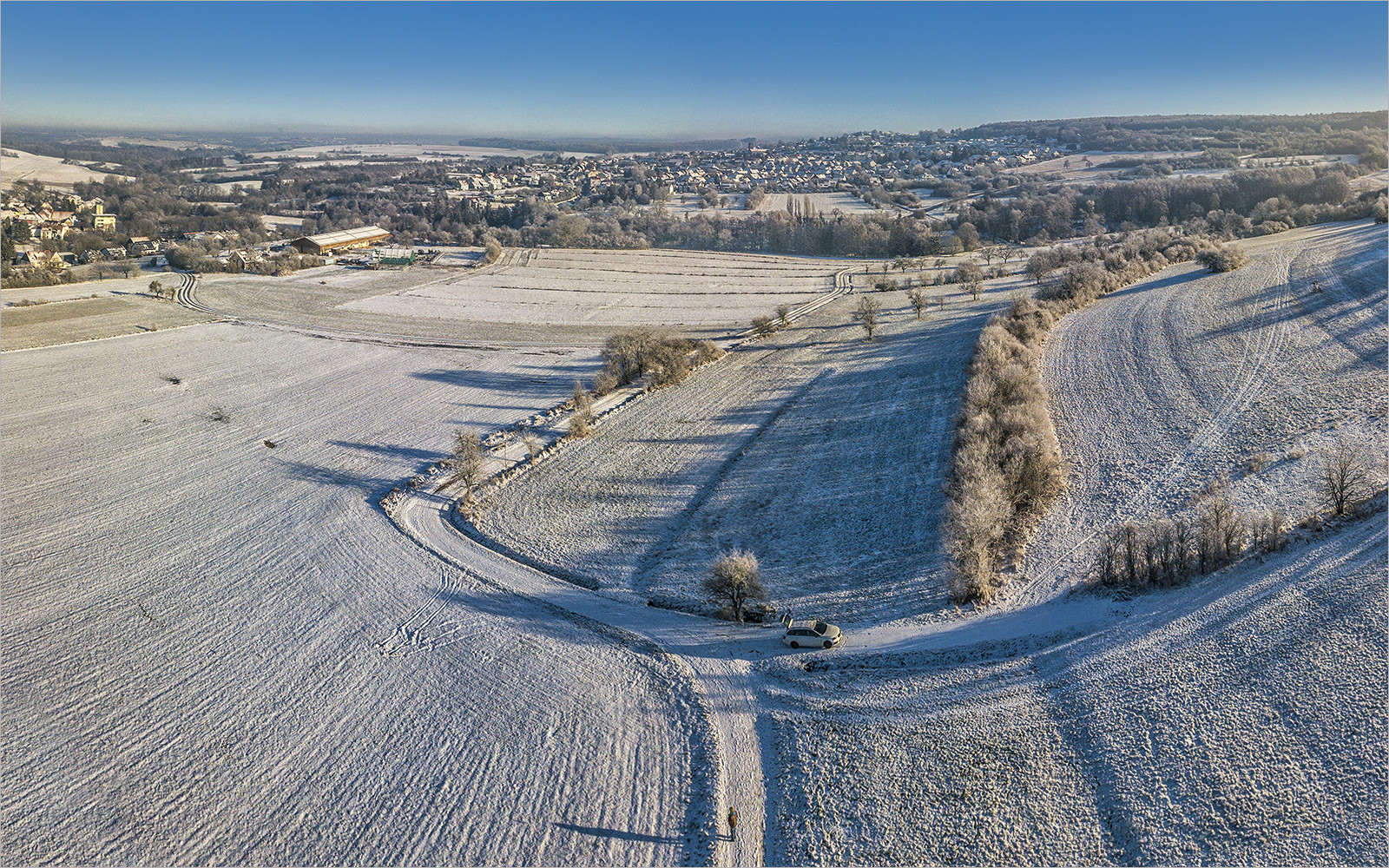 verschneites dorf am hang