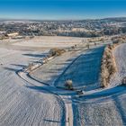 verschneites dorf am hang