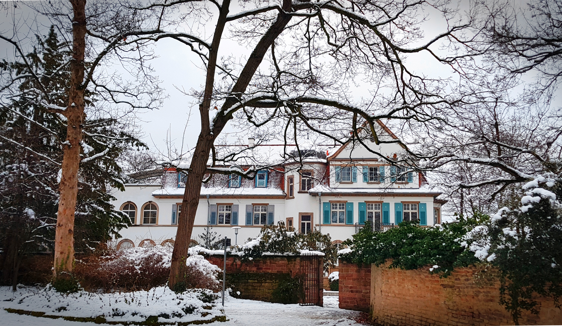 Verschneites Haus am Adenauerpark