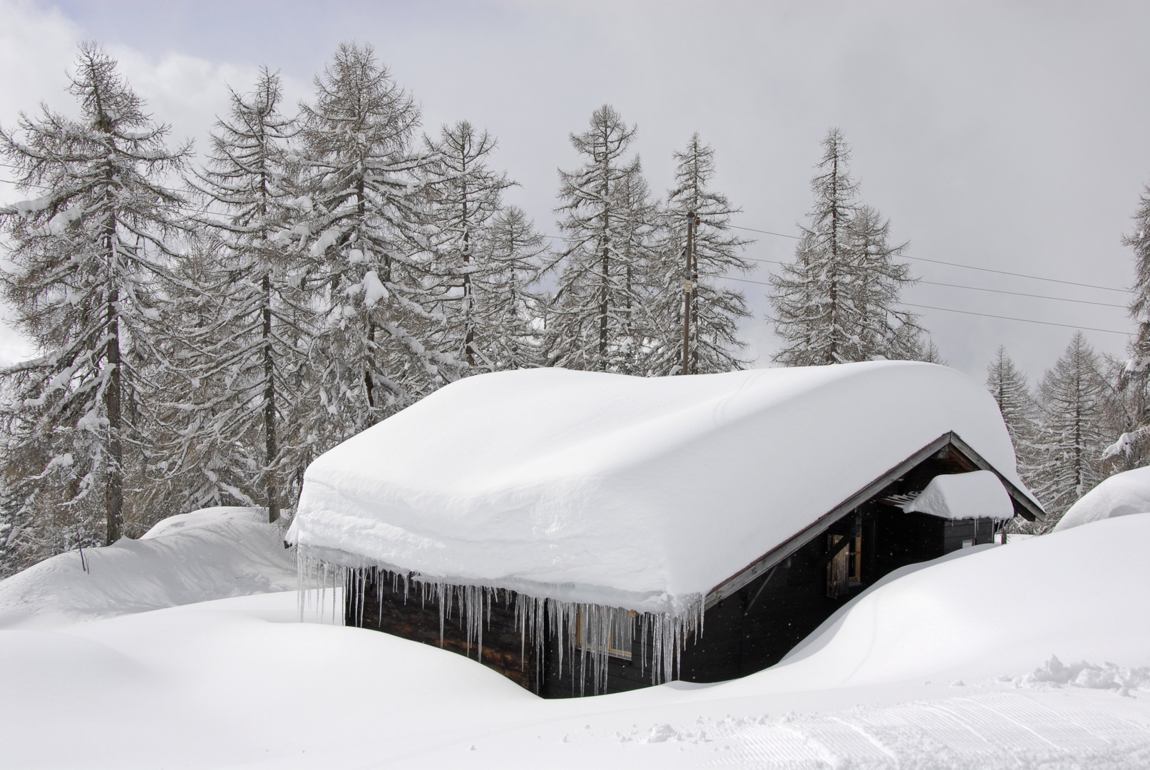 Verschneites Haus auf der Riederalp