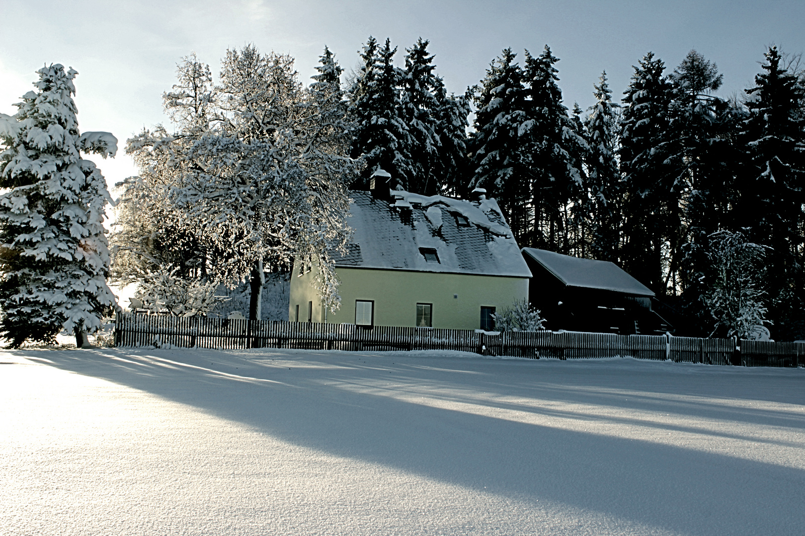 Verschneites Haus HDR