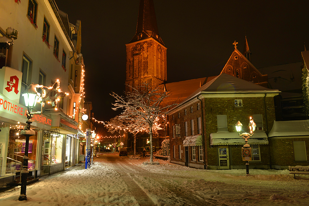 Verschneites Süchteln bei Nacht