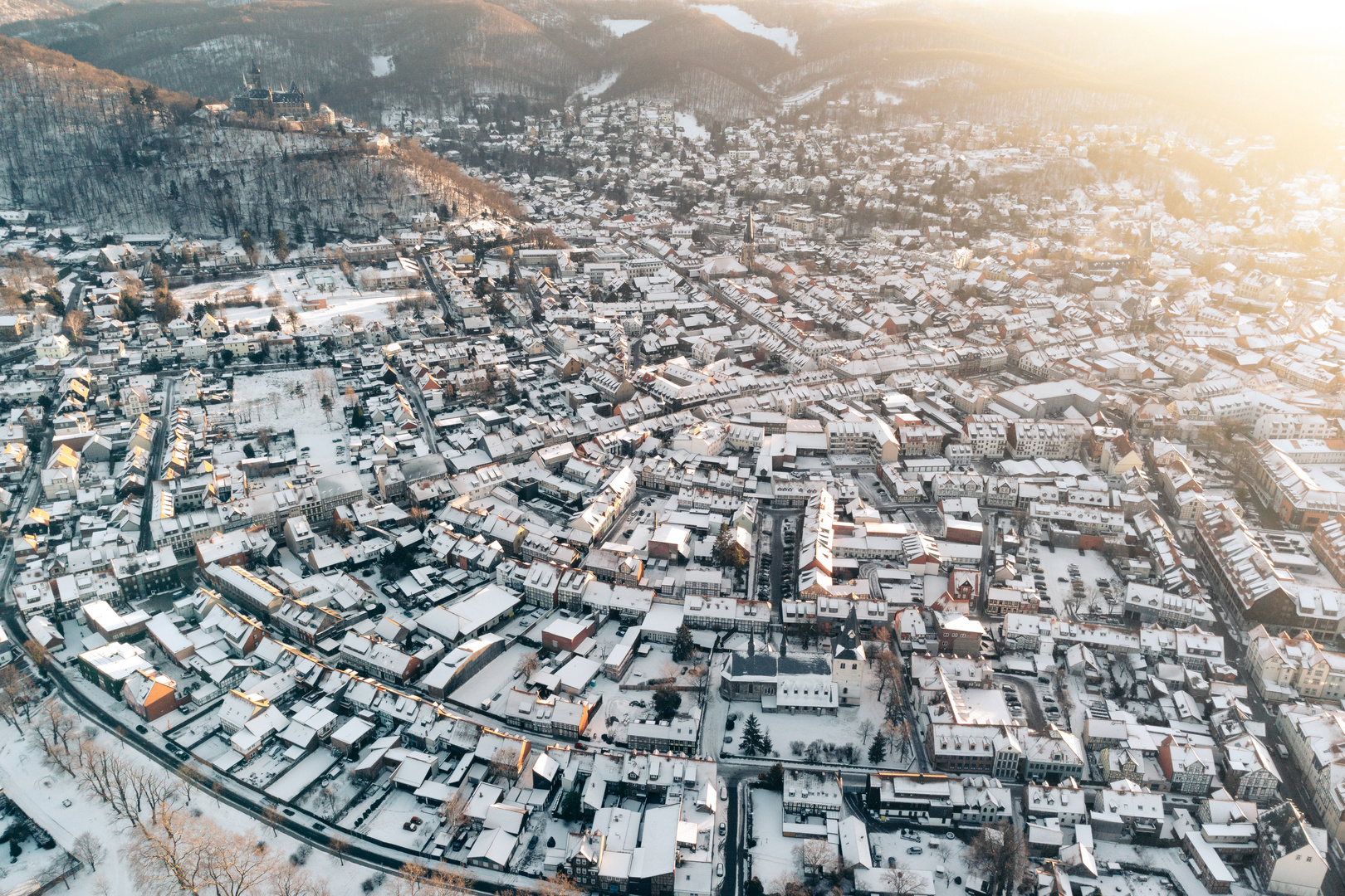 Verschneites Wernigerode bei Sonnenuntergang