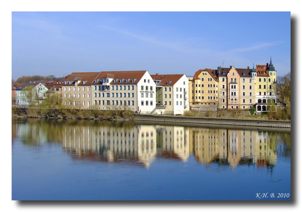 Verschwommene Reflektionen an der Donau in Regensburg.