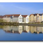 Verschwommene Reflektionen an der Donau in Regensburg.