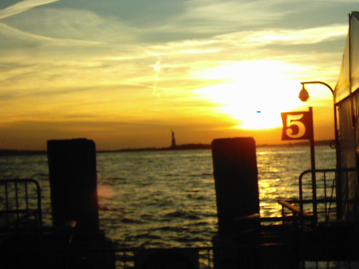 verschwommener Sehnsuchtsort, Pier 5, Statue of Liberty NY