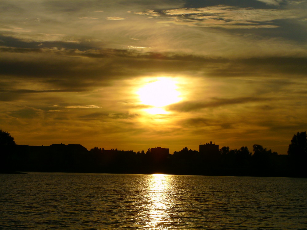 Versinkende Sonne an einem Weiher