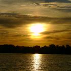 Versinkende Sonne an einem Weiher