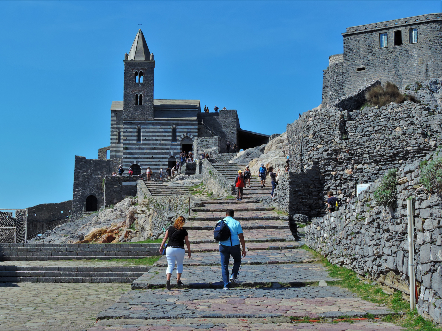 verso la chiesa