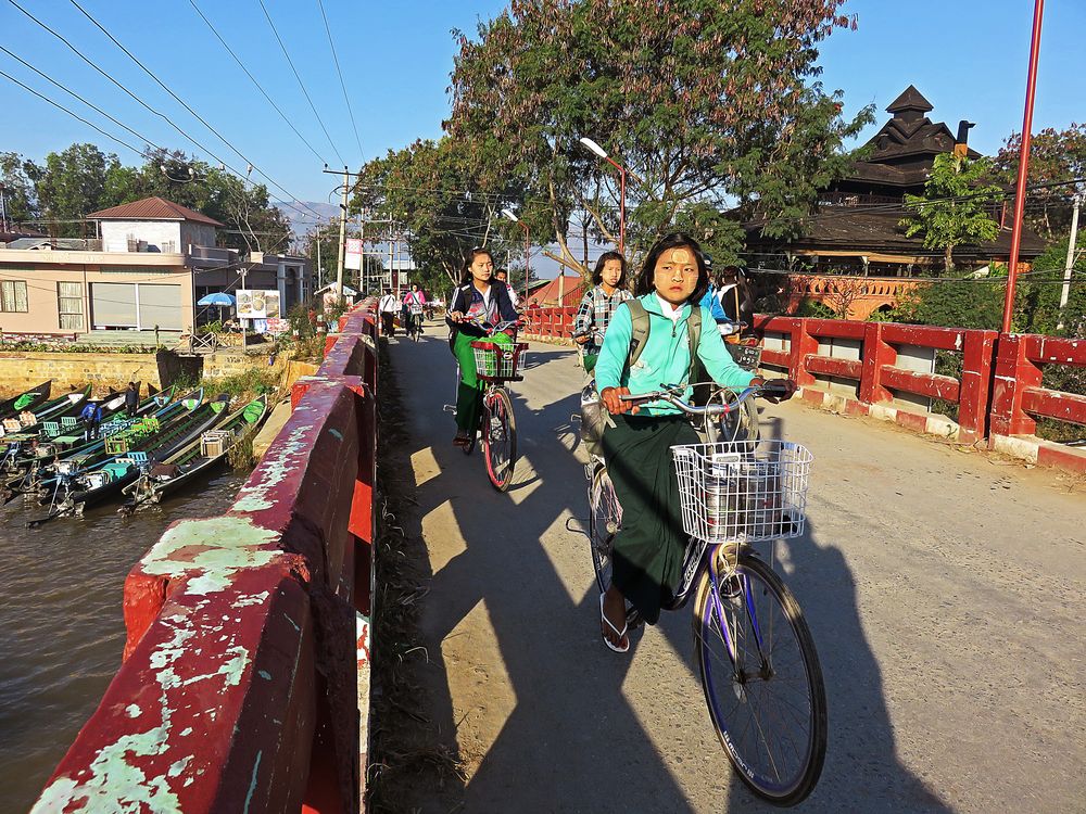 Verso la scuola,Nyaung Shwe,Myanmar