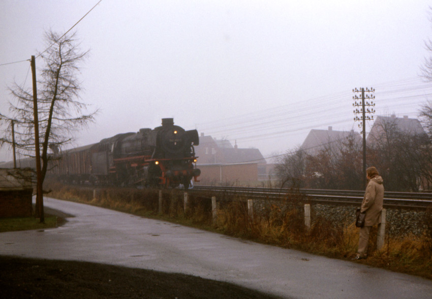 Versonnener Eisenbahnfan im Januar 1973