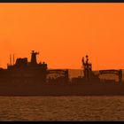 Versorgungsschiff Bonn im Sonnenuntergang