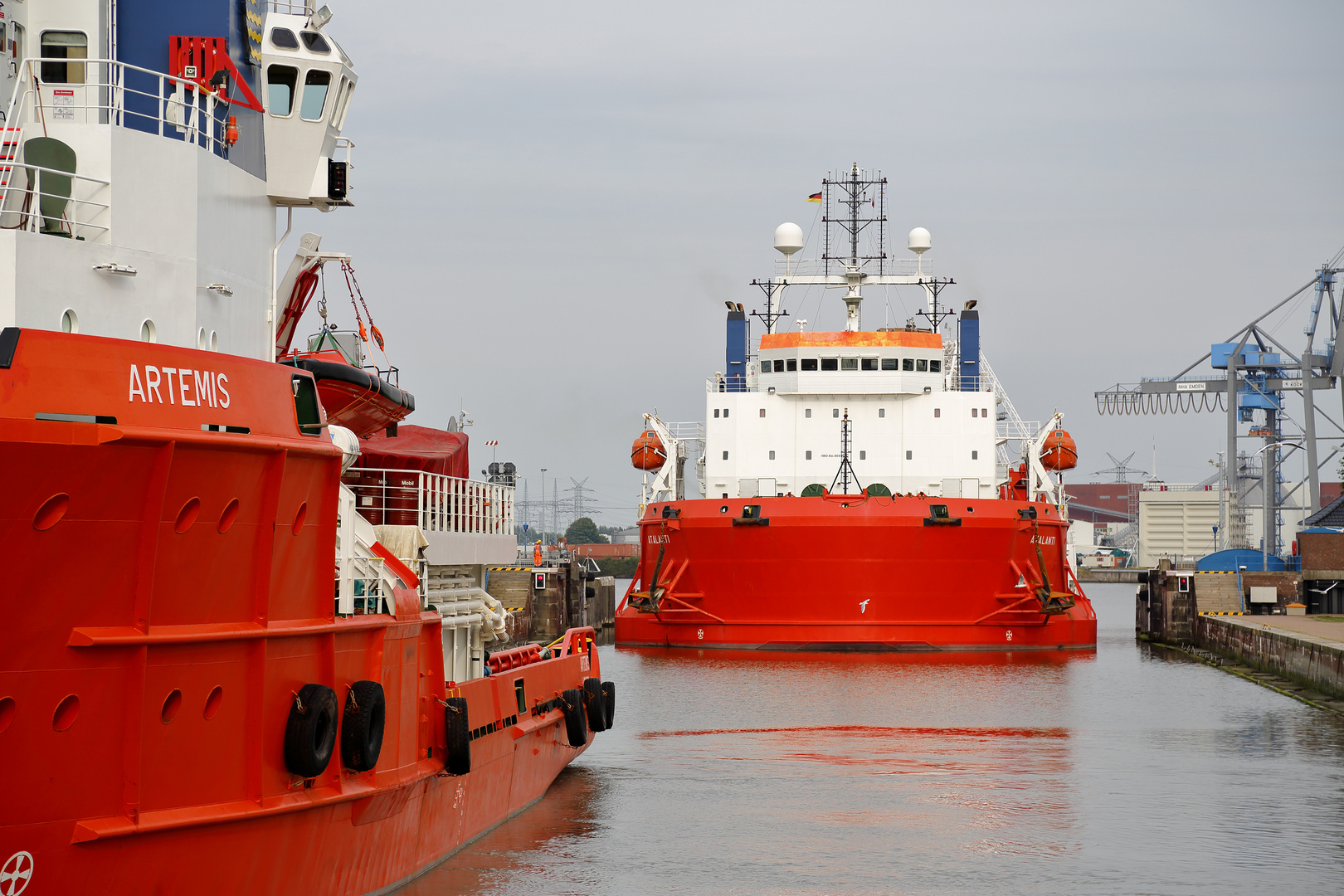 Versorgungsschiff und Kabelleger in der Seeschleuse Emden