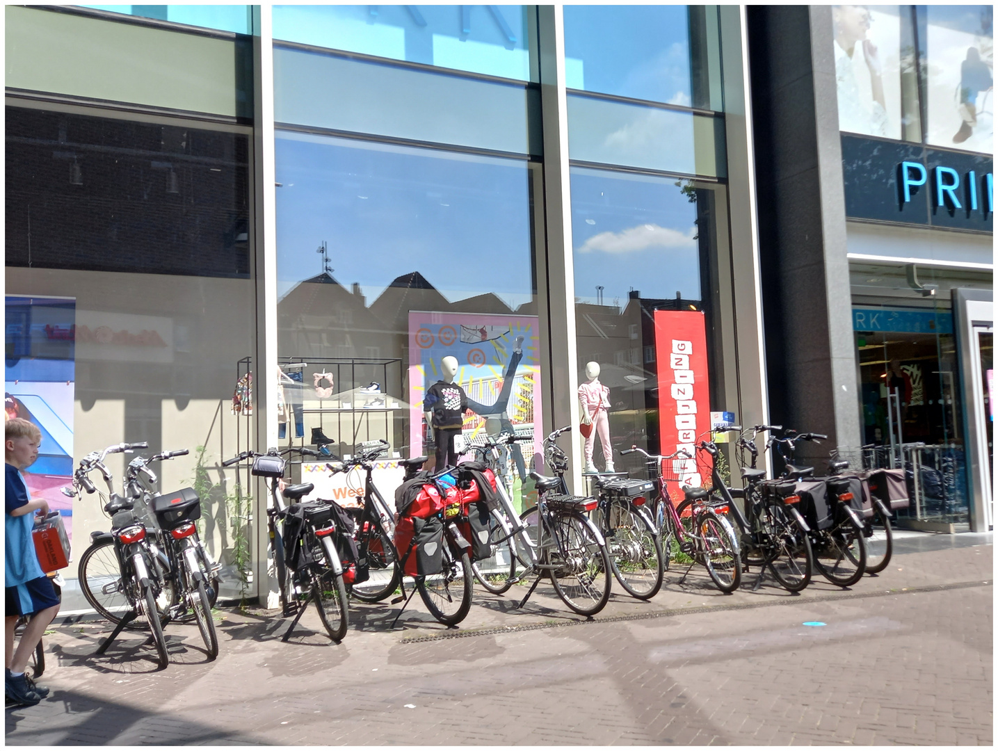 Verspiegelter Einkauf bei Primark in Venlo