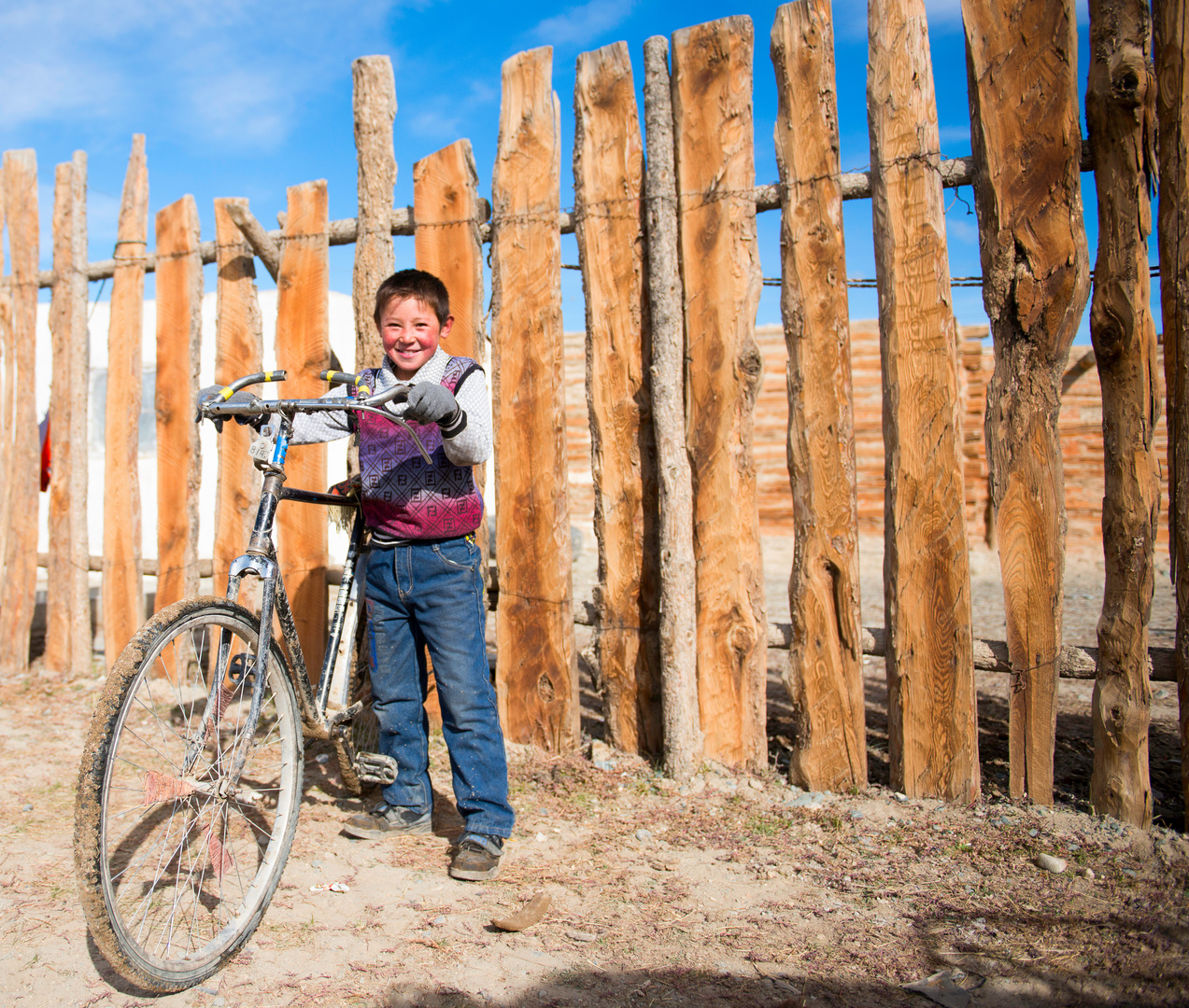 verspielte Jungs in der Mongolei 1