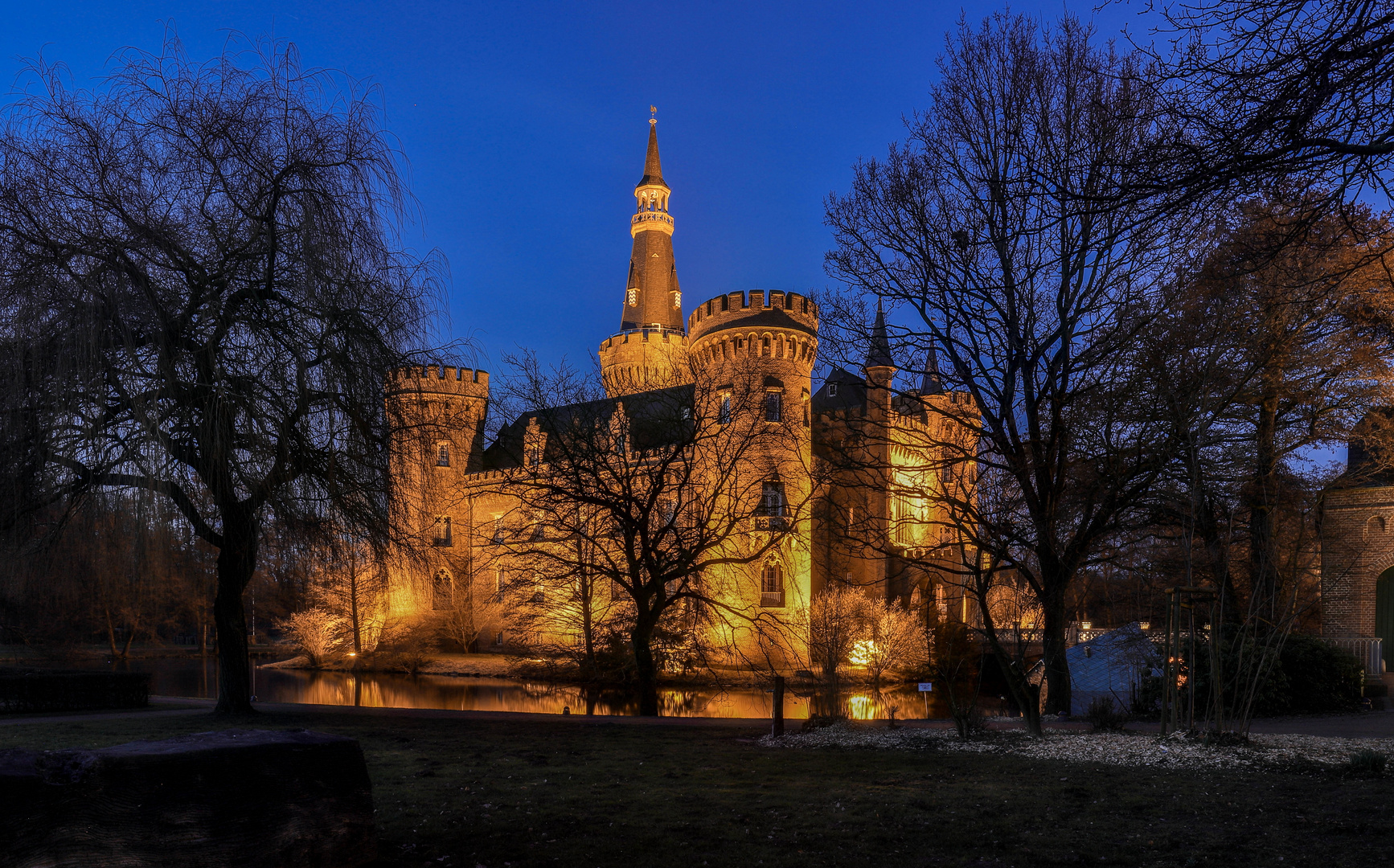 Versteckt hinter Bäumen steht dieses Prachtschloss