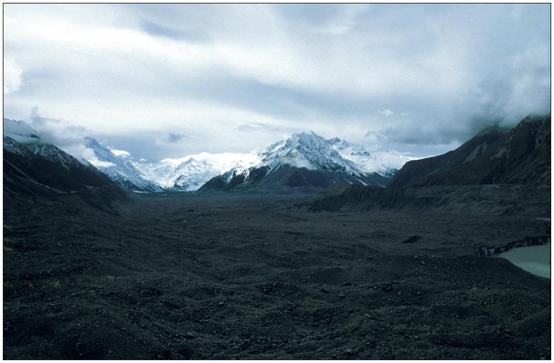 Versteckt unter Geröll: Tasman Glacier