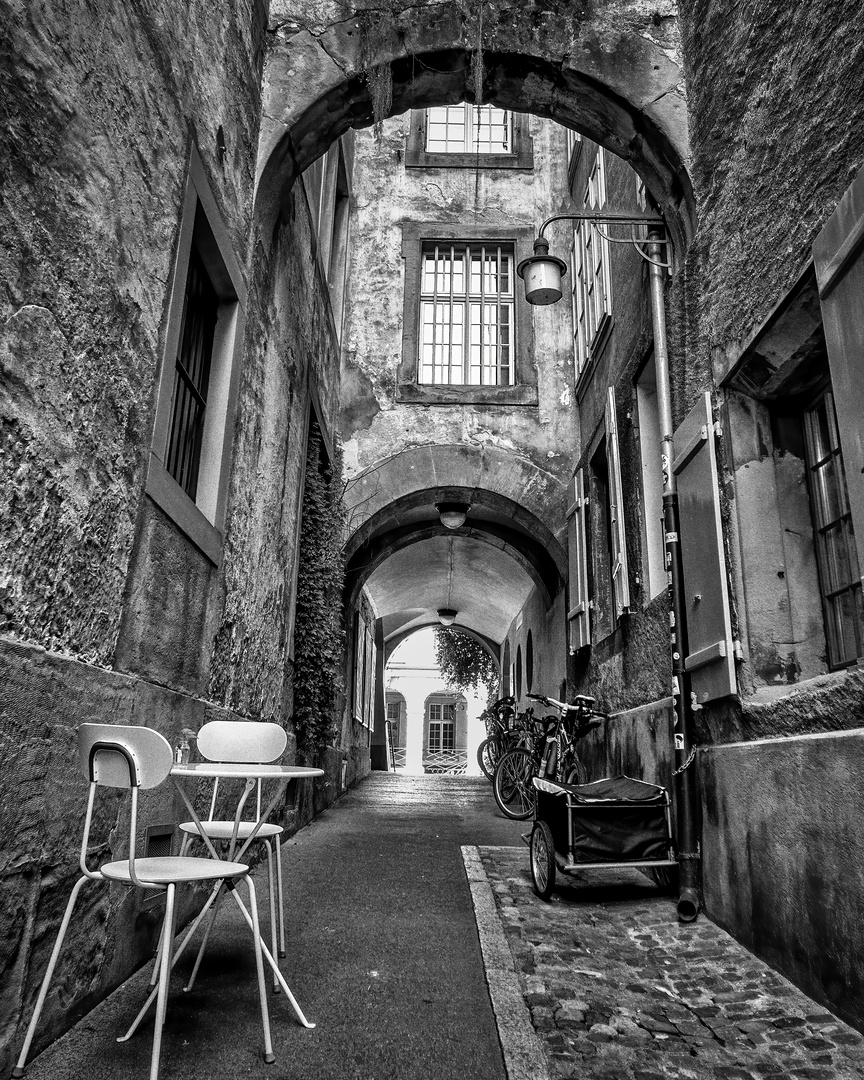 Versteckte kleine dunkle Gasse in der Berner Altstadt