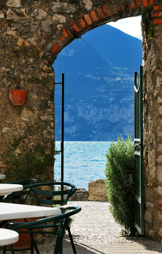 Versteckter Blick auf den Gardasee