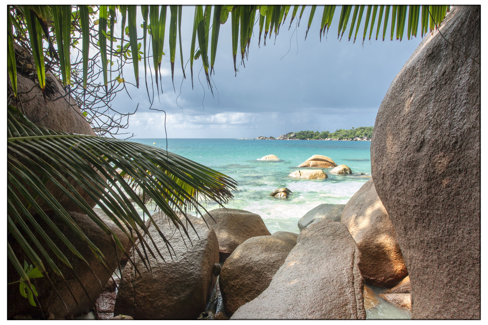 Versteckter Blick auf den schönsten Strand von Mahe (Seychellen)