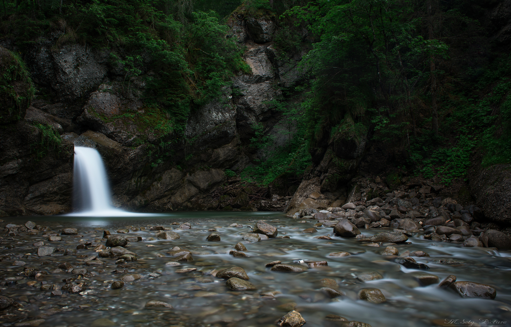 Versteckter Wasserfall