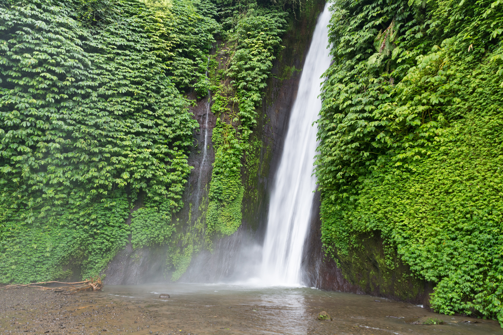 versteckter Wasserfall