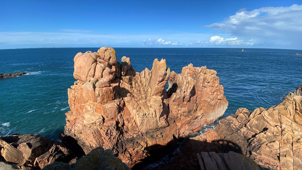 Versteinerter Drachenkopf beschützt den Phare du Paon