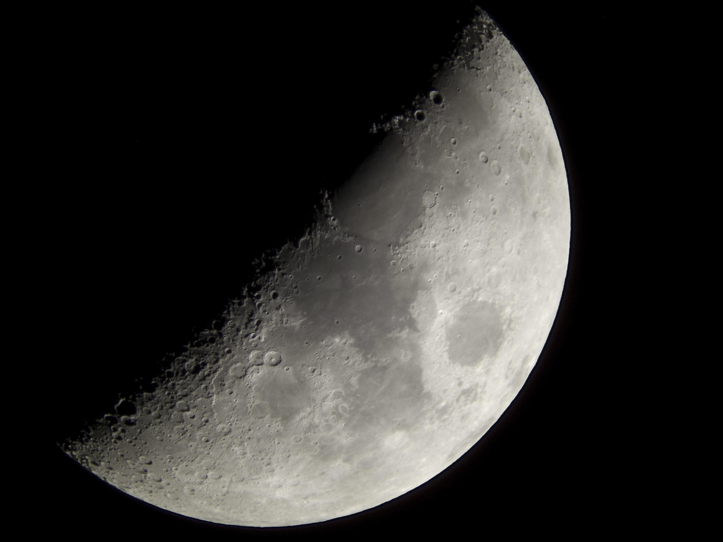 Versuch : Mond, fotografiert durch Nikon ED82 Fieldscope
