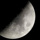 Versuch : Mond, fotografiert durch Nikon ED82 Fieldscope