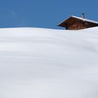 Versunken im frischen Märzschnee