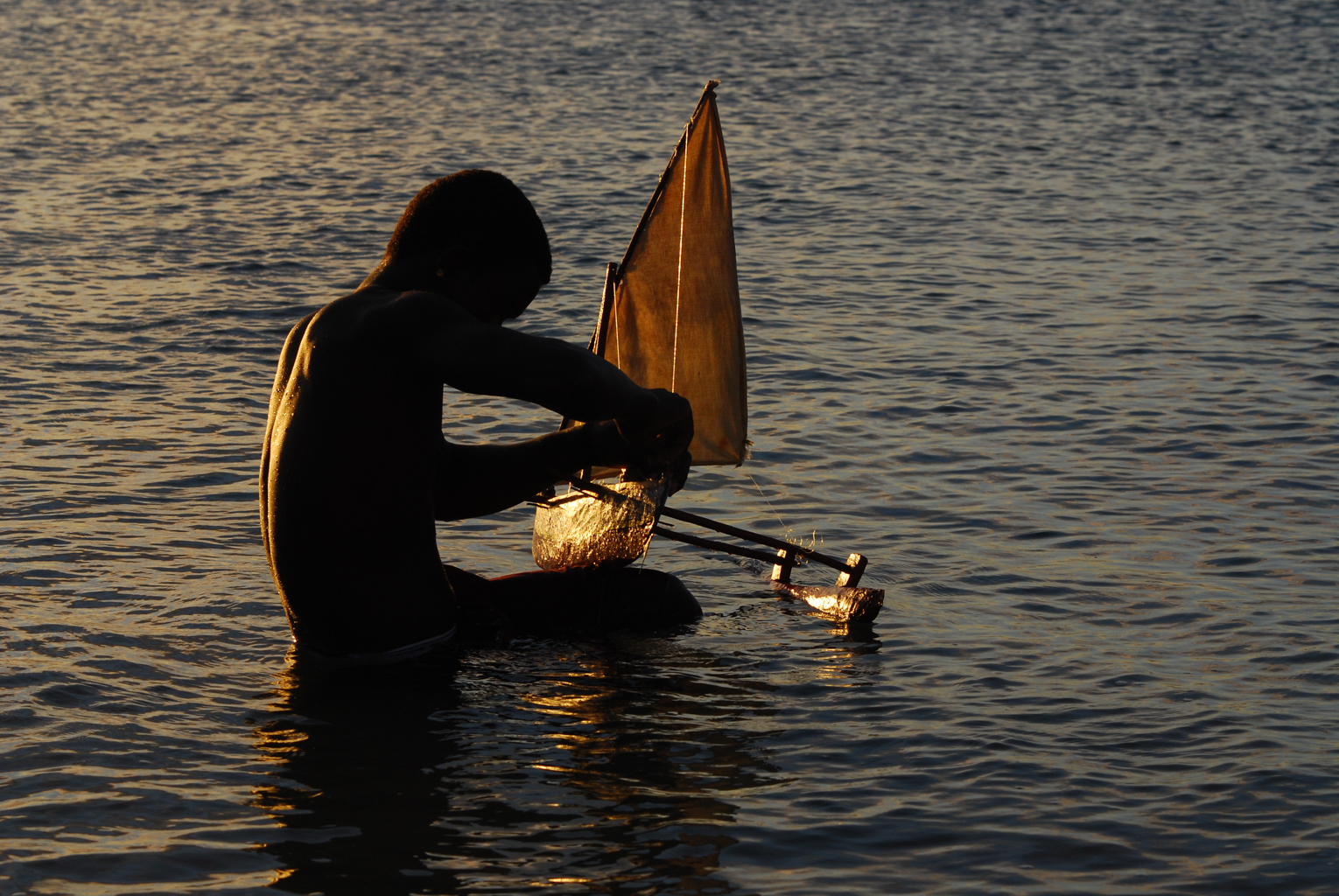 versunken im Traum vom Segeln in der Abendsonne