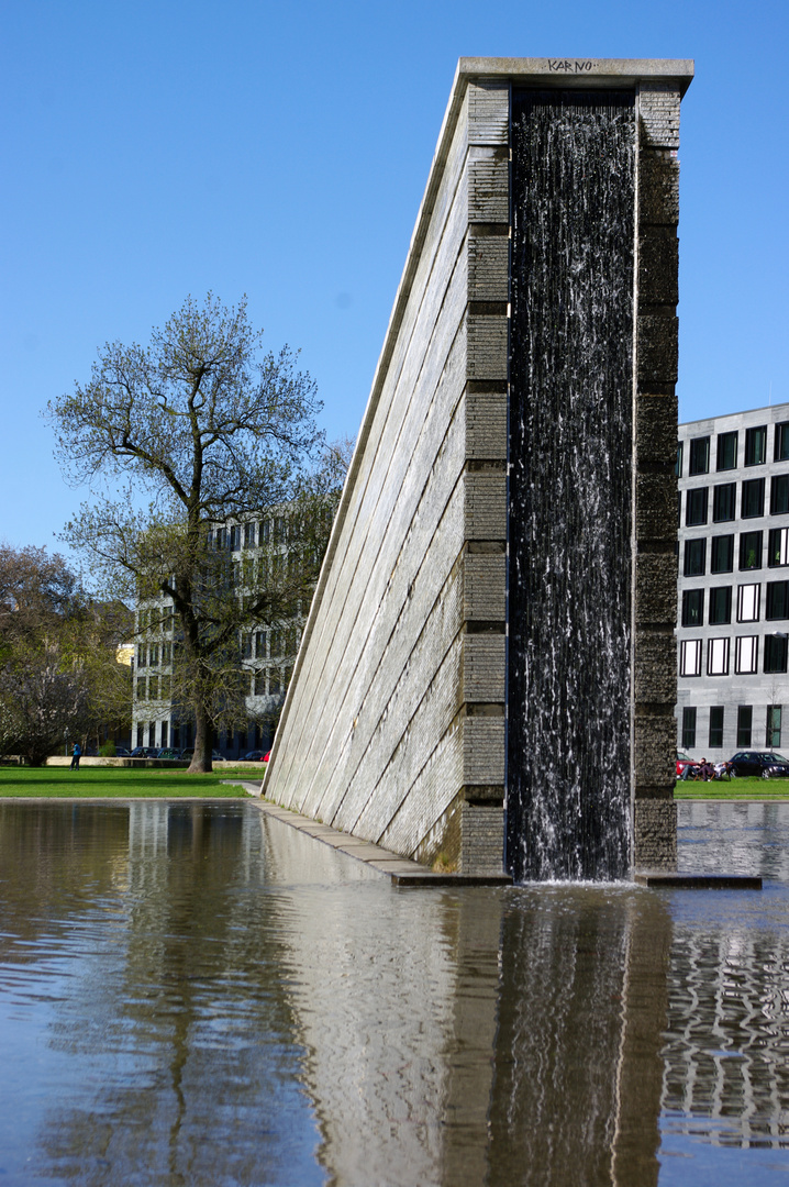 Versunkene Mauer im Invaliden Park