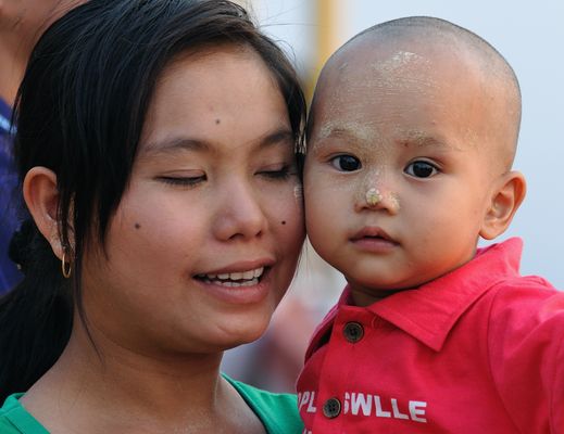 Versunkene Mutter mit ihrem Sohn