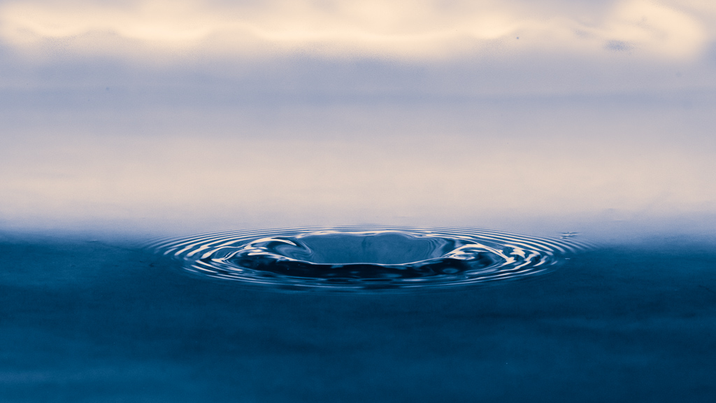 Versunkener Wassertropfen